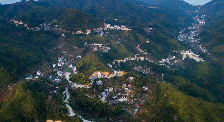 【中国的脱贫智慧】深山蝶变.jpg